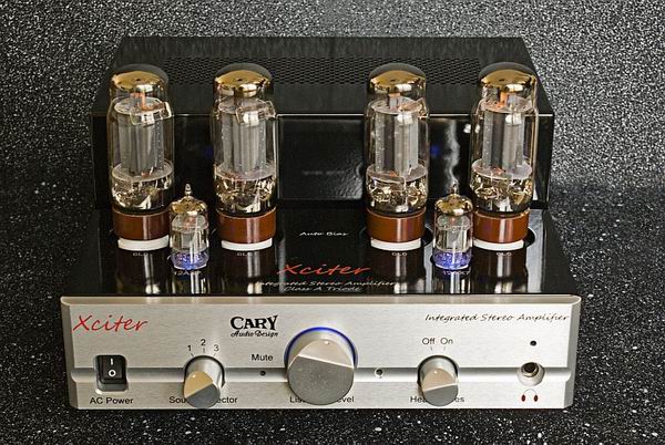 美国Cary Audio(加利)宣布推出全新Xciter高级多媒体音响解决方案,Xciter采用两个12AX7A作为输入增益/驱动管,推动4只6L6GC做功率管输出,提供5Wx2的纯A类功率放大输出,小巧的体积和出色的音质,能让电脑用家获得更佳的音响享受。 同时专门配备有一组高品质的耳机放大器,专门为顶级用家提供耳机音响的聆听效果。根据Cary Audio方面介绍,稍后将会有配套Xciter的DAC解码器推出,特别具备有USB接口,方便组成一套电脑音响使用。