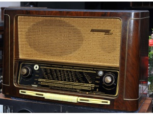 GRUNDIG根德4035FM AM胆收音机一台(已售出）
