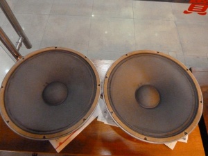 经典低音JBL 130A